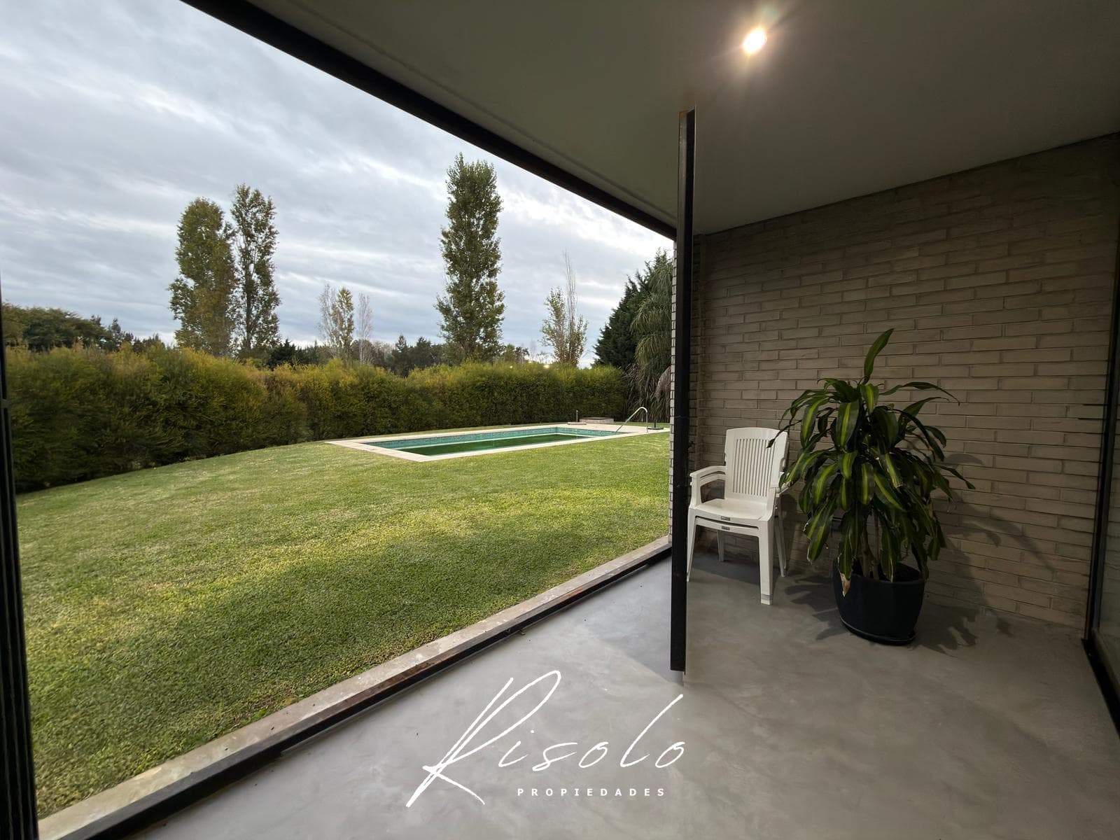 House for Sale. 3 bedrooms. Pool, Living Fence, Excellent Quality, Gated Community, Escobar