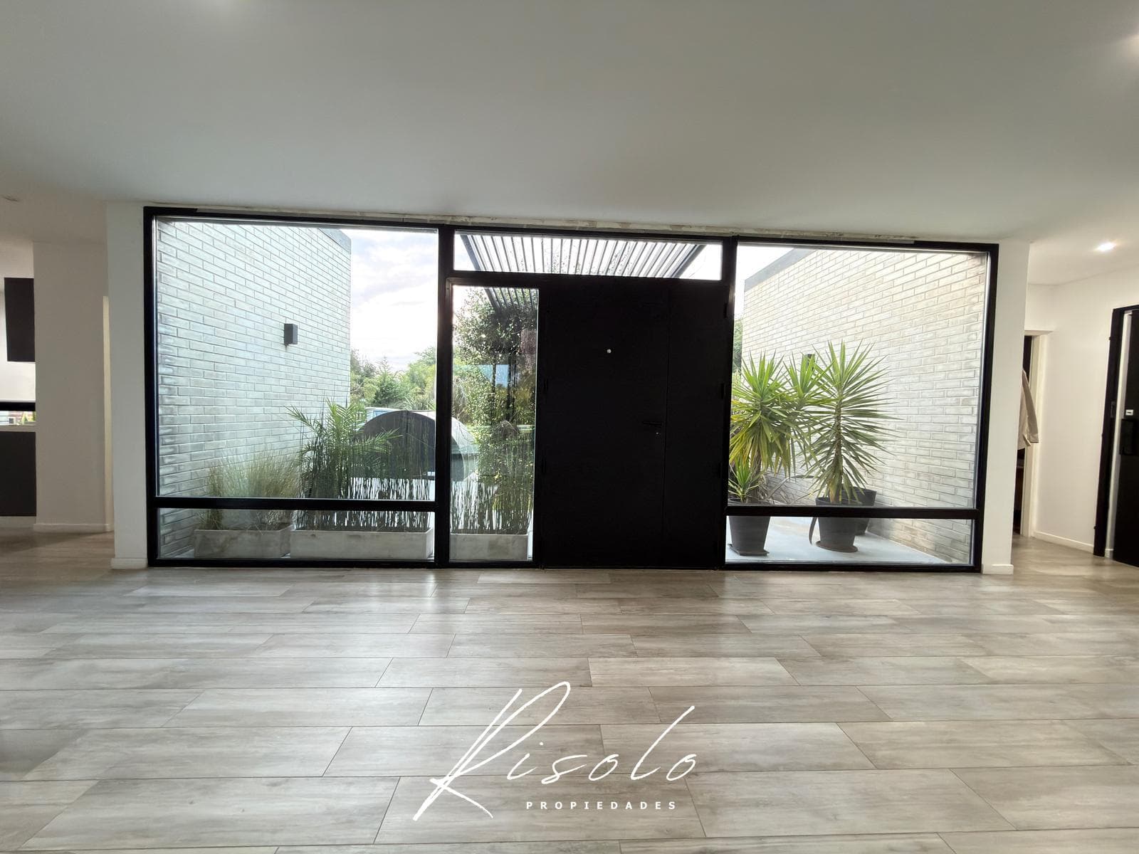 House for Sale. 3 bedrooms. Pool, Living Fence, Excellent Quality, Gated Community, Escobar