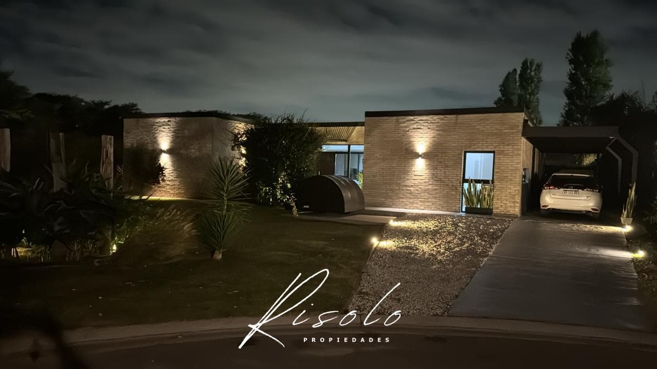 House for Sale. 3 bedrooms. Pool, Living Fence, Excellent Quality, Gated Community, Escobar