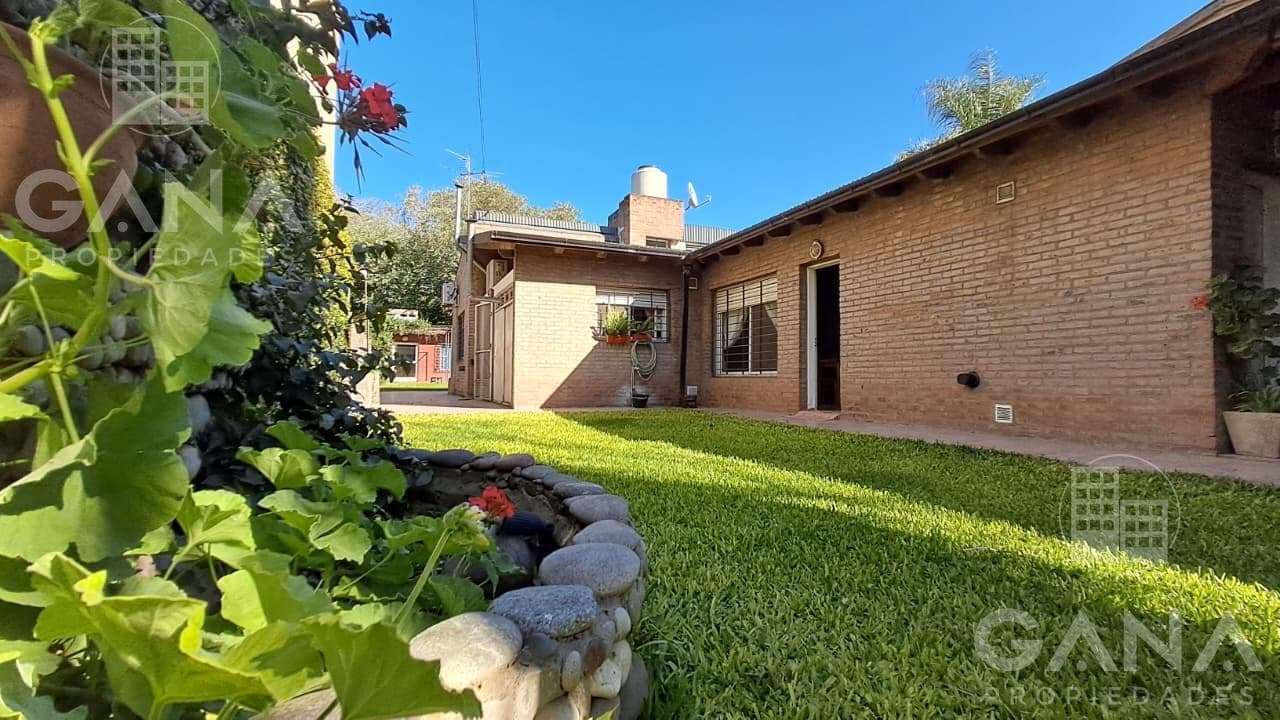 Venta Casa Pueblo Esther 3 dormitorios cochera pileta y Quincho. Permuta