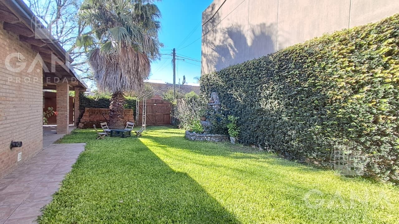Venta Casa Pueblo Esther 3 dormitorios cochera pileta y Quincho. Permuta