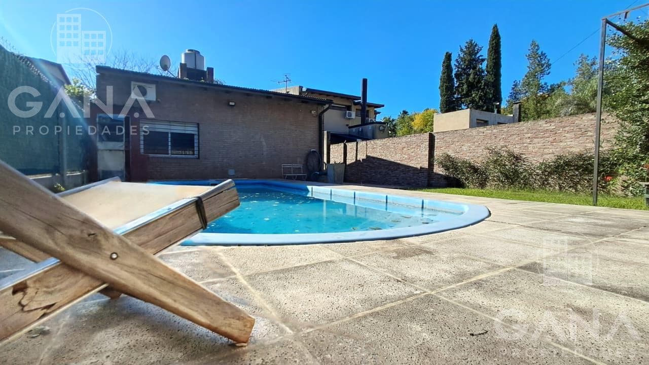 Venta Casa Pueblo Esther 3 dormitorios cochera pileta y Quincho. Permuta
