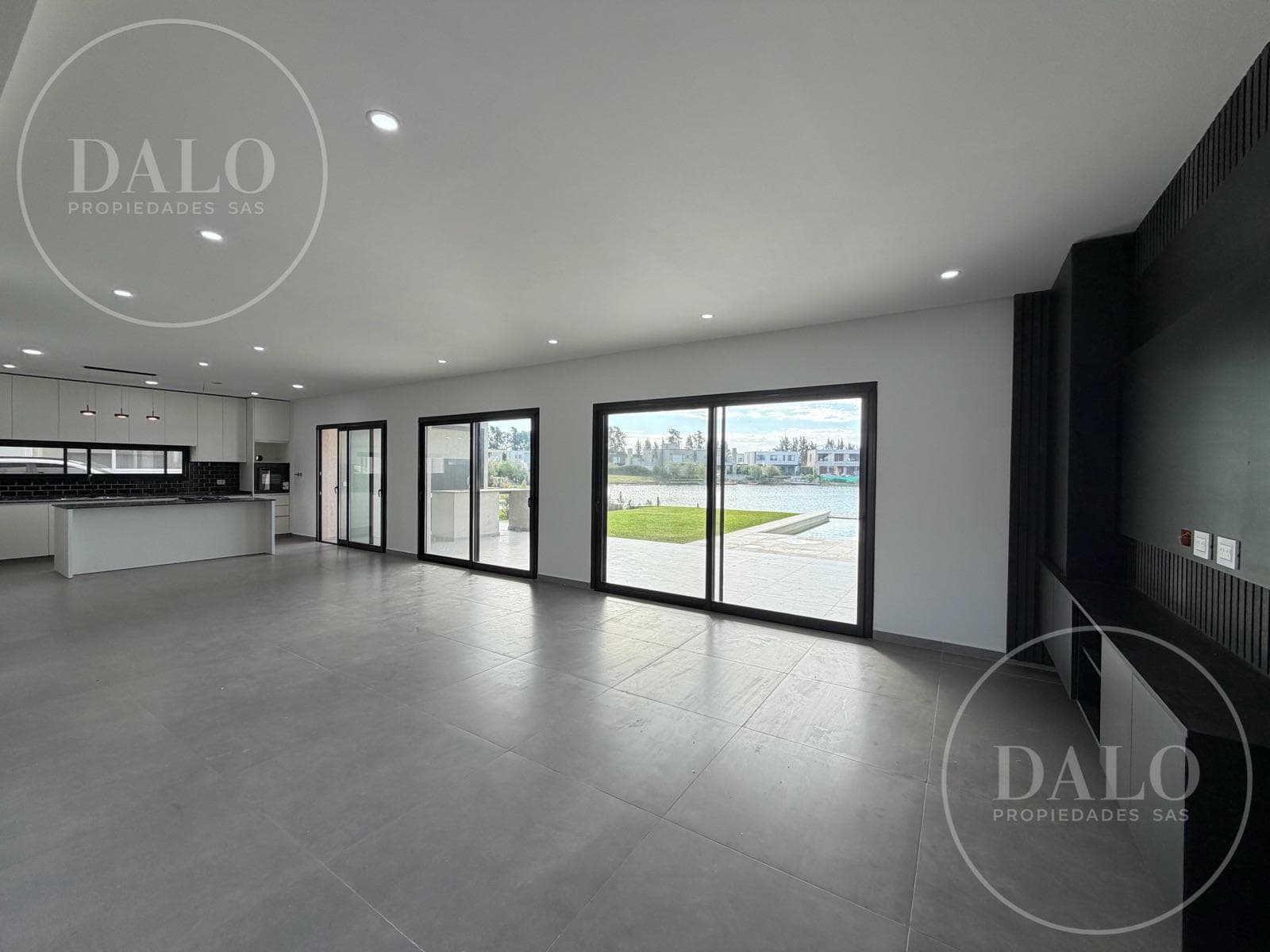 Brand-new 5-room house for sale, with a pool and lake views