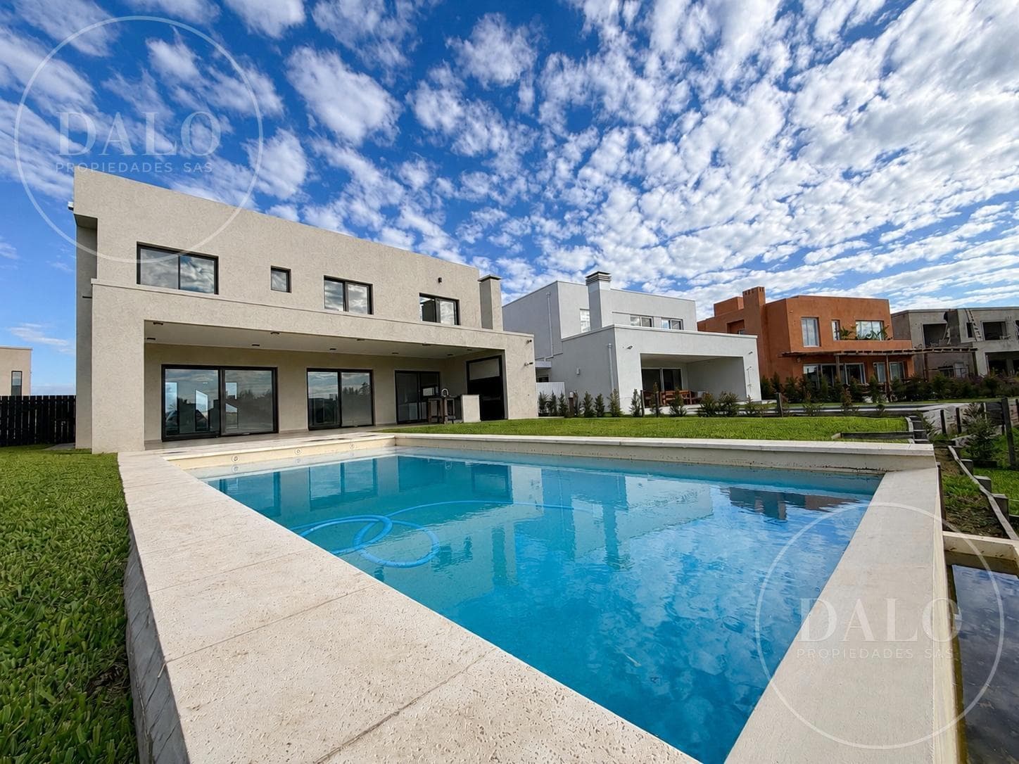 Brand-new 5-room house for sale, with a pool and lake views