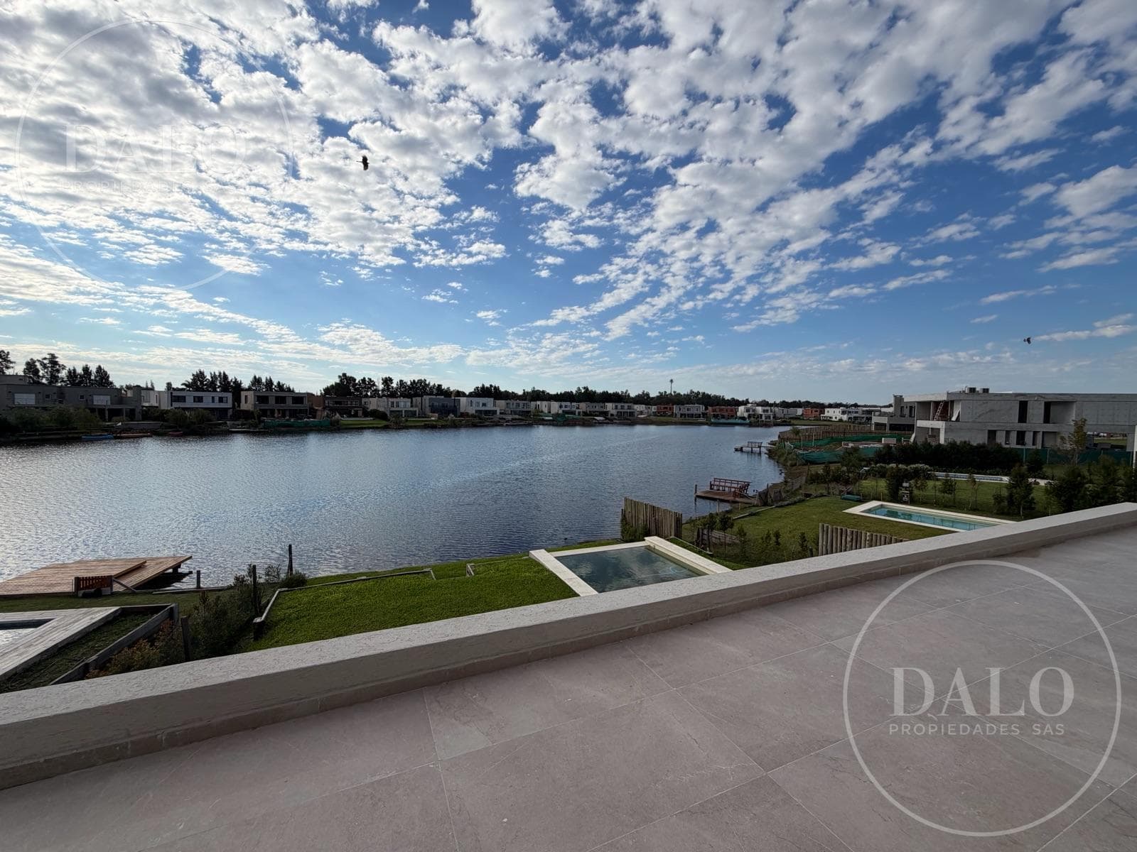Brand-new 5-room house for sale, with a pool and lake views