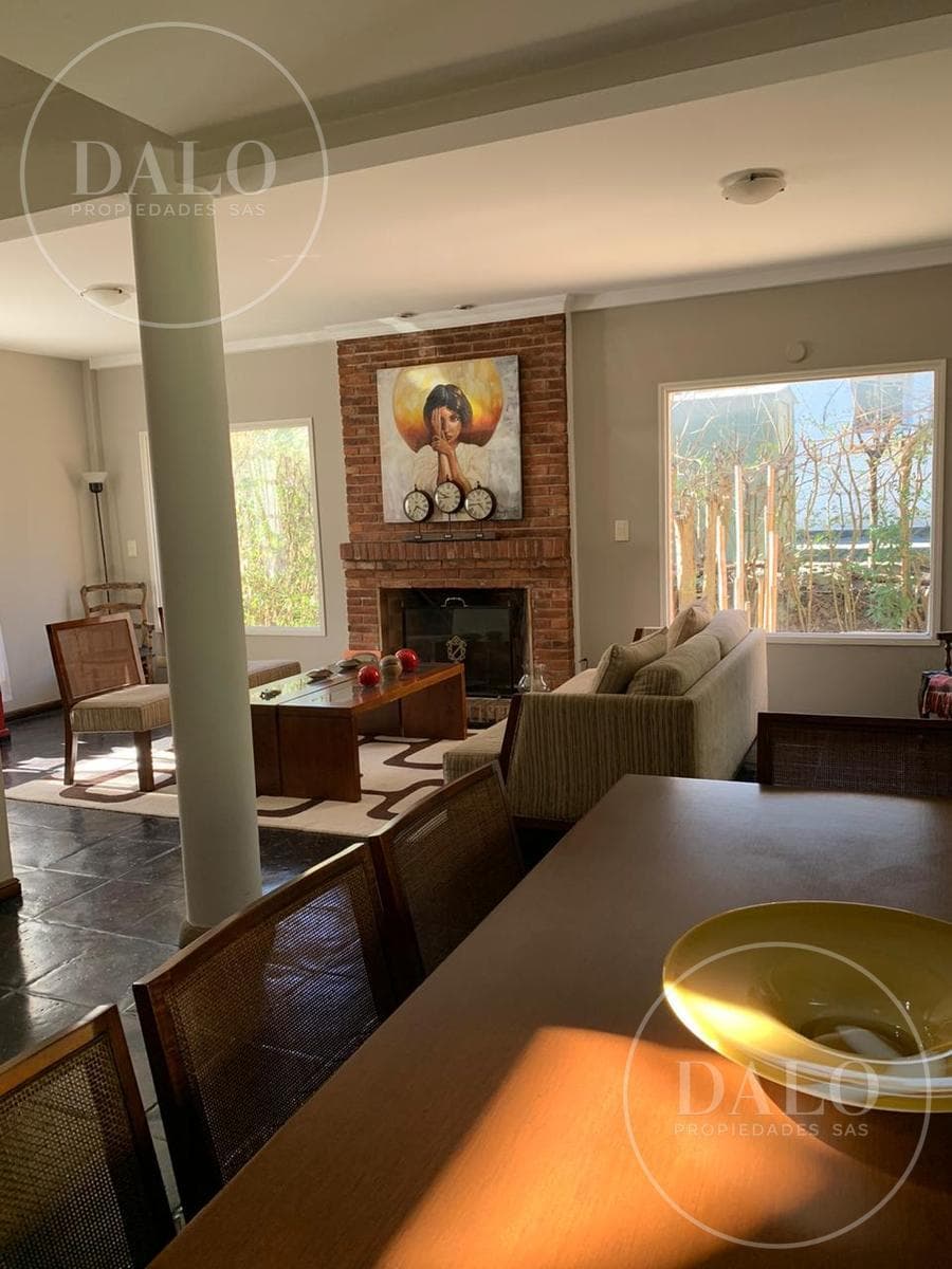 Beautiful 5-Room House with a Pool and Garden in the La Colina Neighborhood