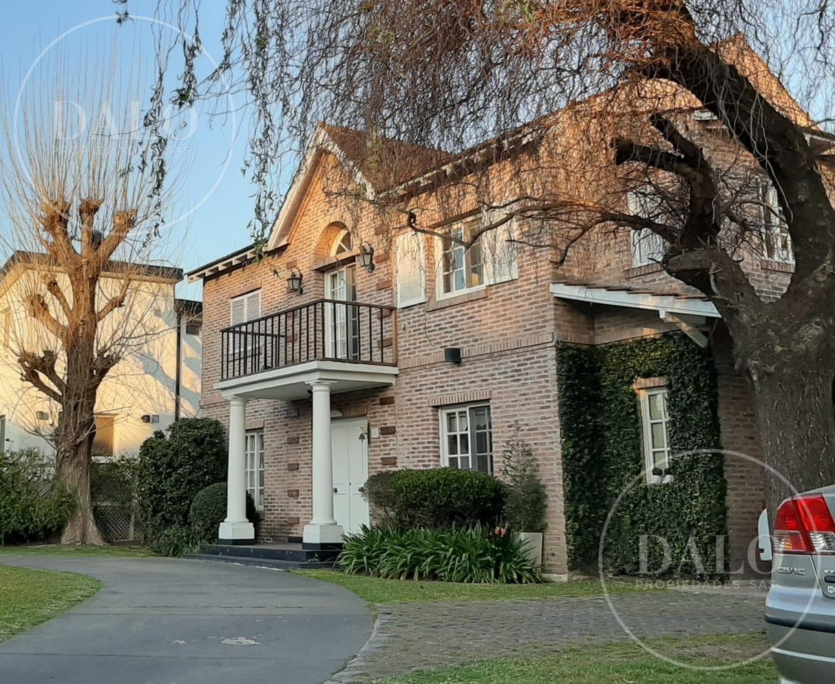 Beautiful 5-Room House with a Pool and Garden in the La Colina Neighborhood