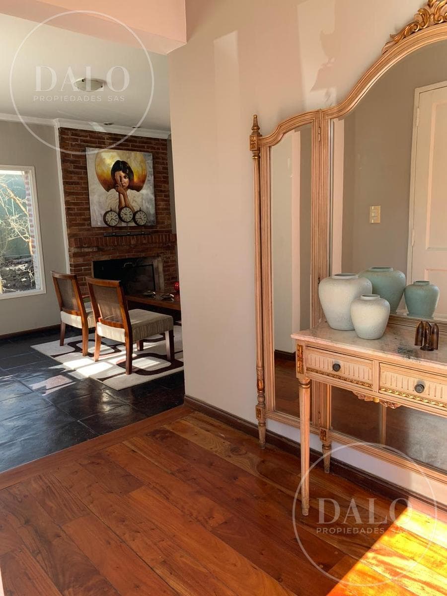 Beautiful 5-Room House with a Pool and Garden in the La Colina Neighborhood