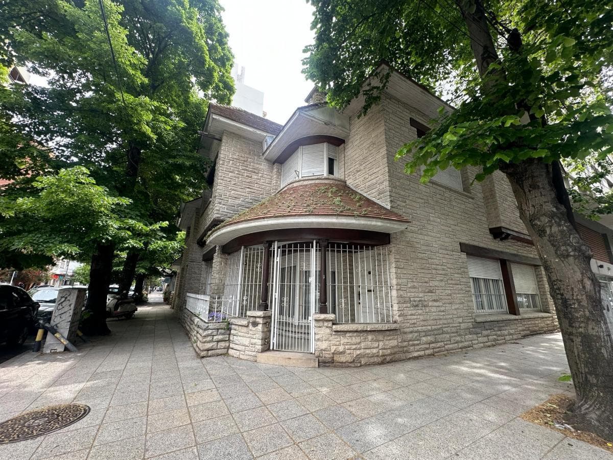Large Chalet with Garage on the Corner of Córdoba and Falucho