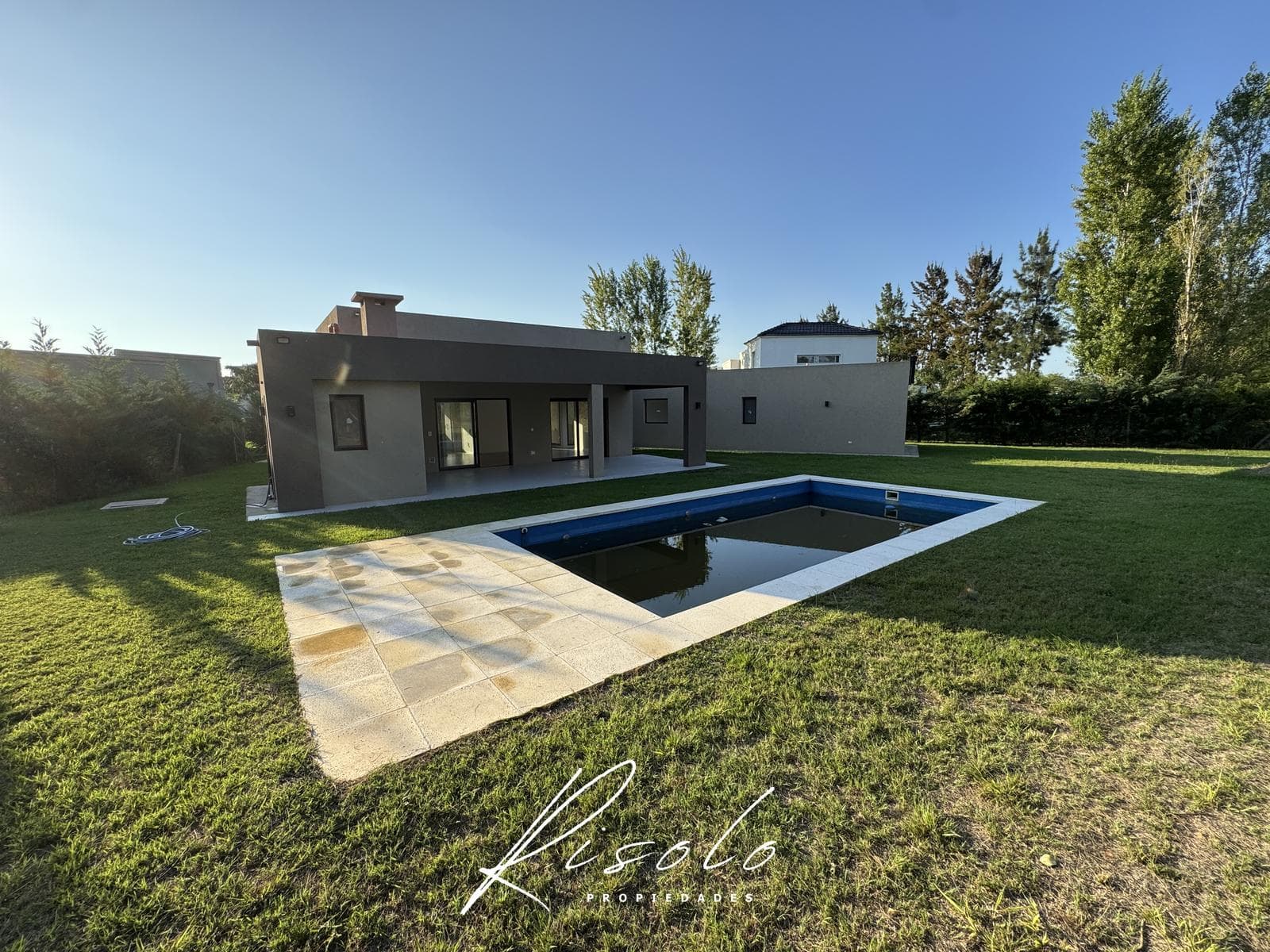 House for Sale, excellent finishes. 3 bedrooms. Office. Pool. Gated Community, Escobar
