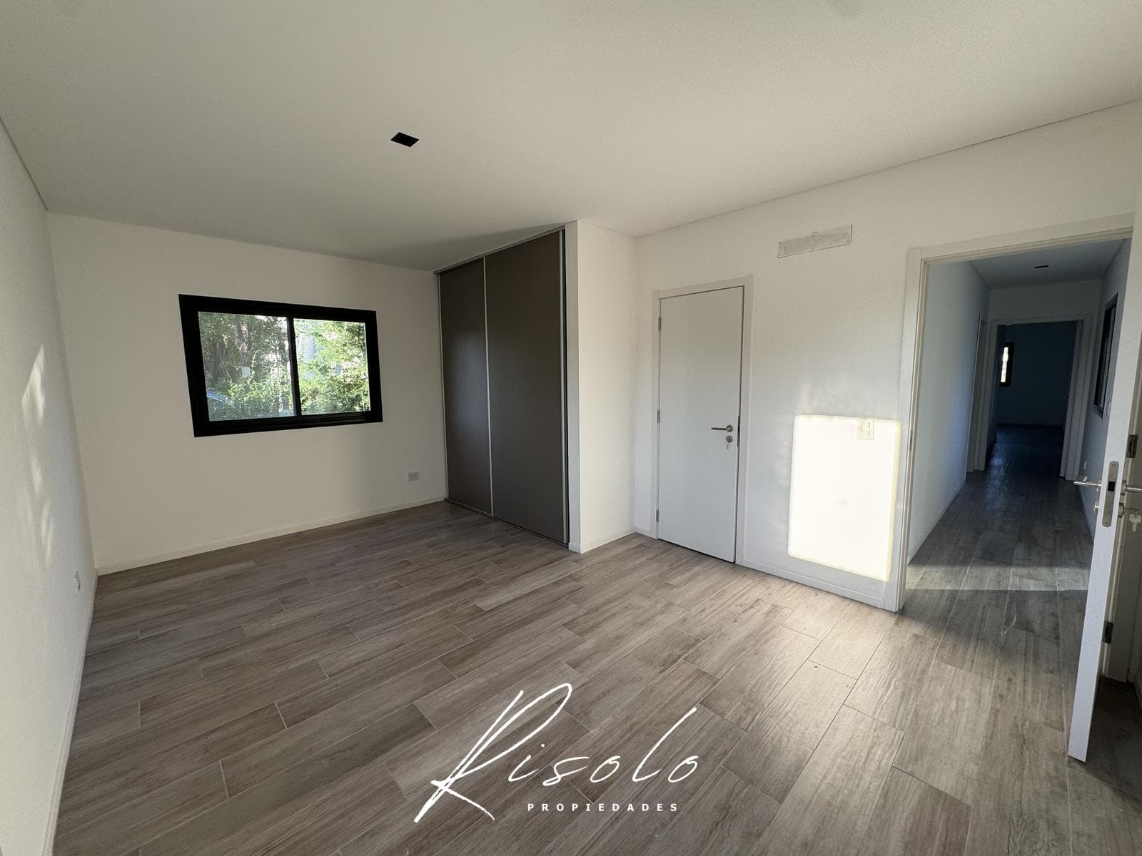 House for Sale, excellent finishes. 3 bedrooms. Office. Pool. Gated Community, Escobar