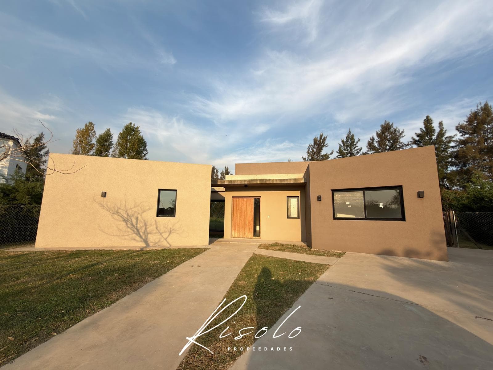 House for Sale, excellent finishes. 3 bedrooms. Office. Pool. Gated Community, Escobar
