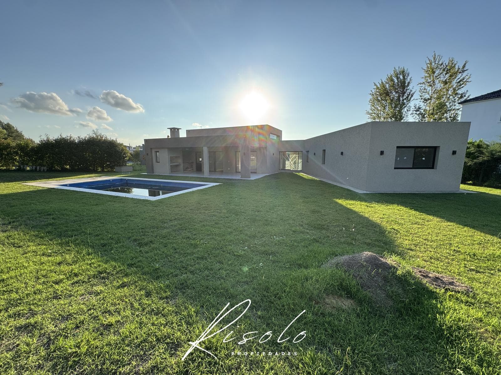 House for Sale, excellent finishes. 3 bedrooms. Office. Pool. Gated Community, Escobar