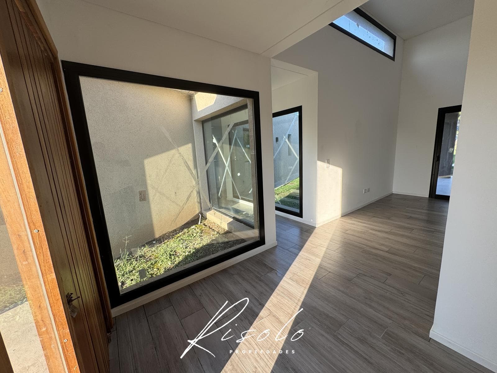 House for Sale, excellent finishes. 3 bedrooms. Office. Pool. Gated Community, Escobar