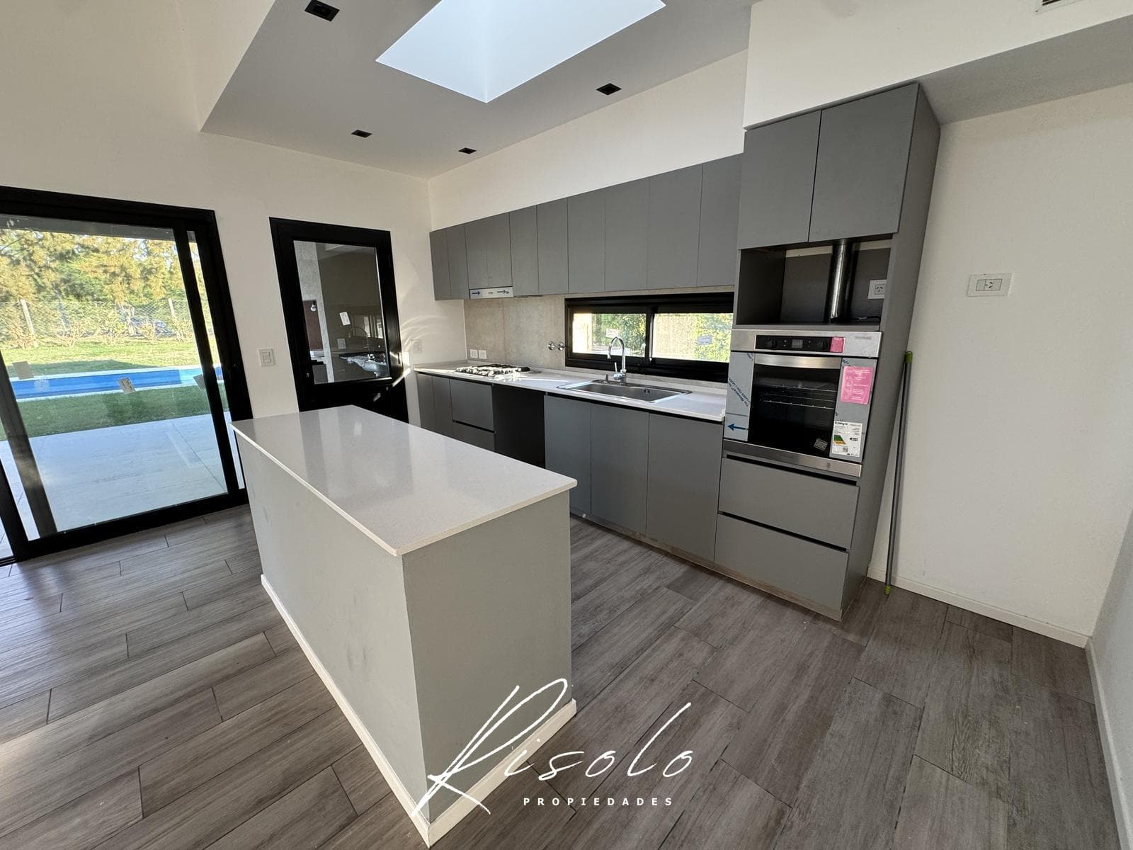 House for Sale, excellent finishes. 3 bedrooms. Office. Pool. Gated Community, Escobar