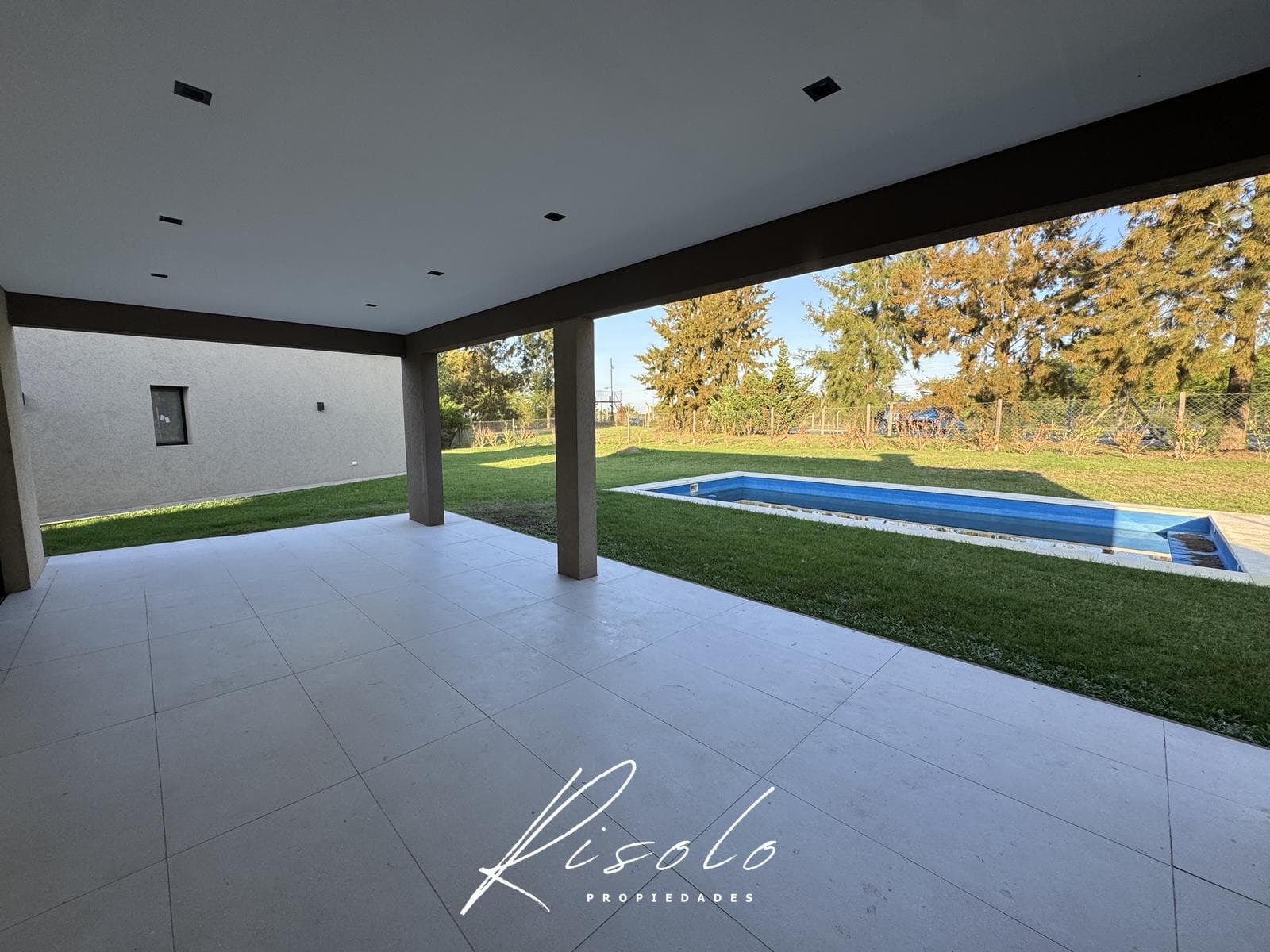 House for Sale, excellent finishes. 3 bedrooms. Office. Pool. Gated Community, Escobar