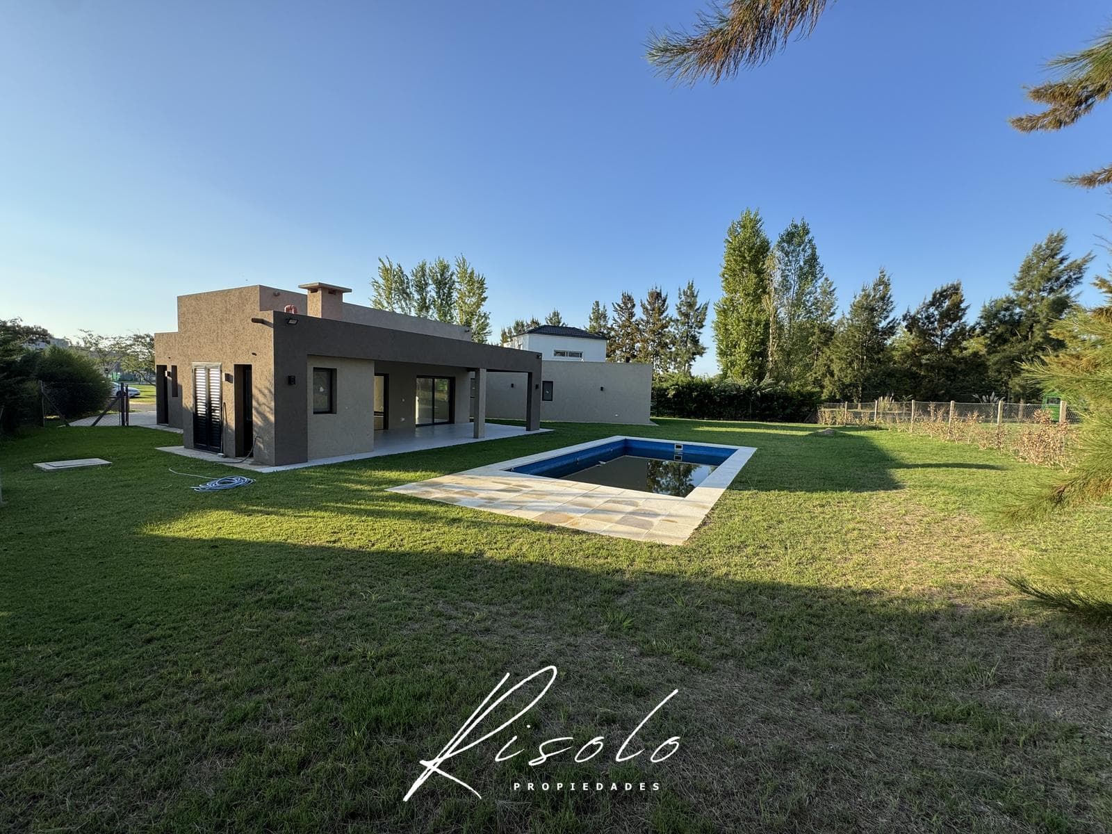 House for Sale, excellent finishes. 3 bedrooms. Office. Pool. Gated Community, Escobar