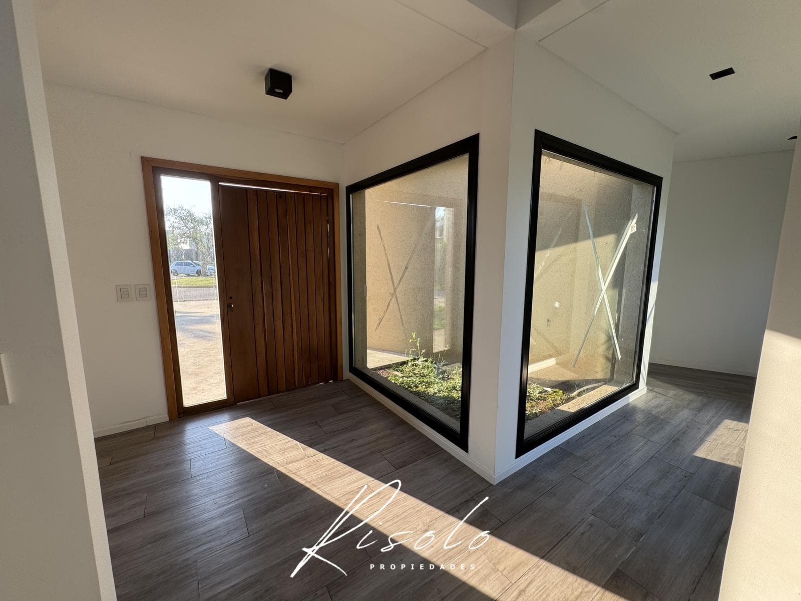 House for Sale, excellent finishes. 3 bedrooms. Office. Pool. Gated Community, Escobar
