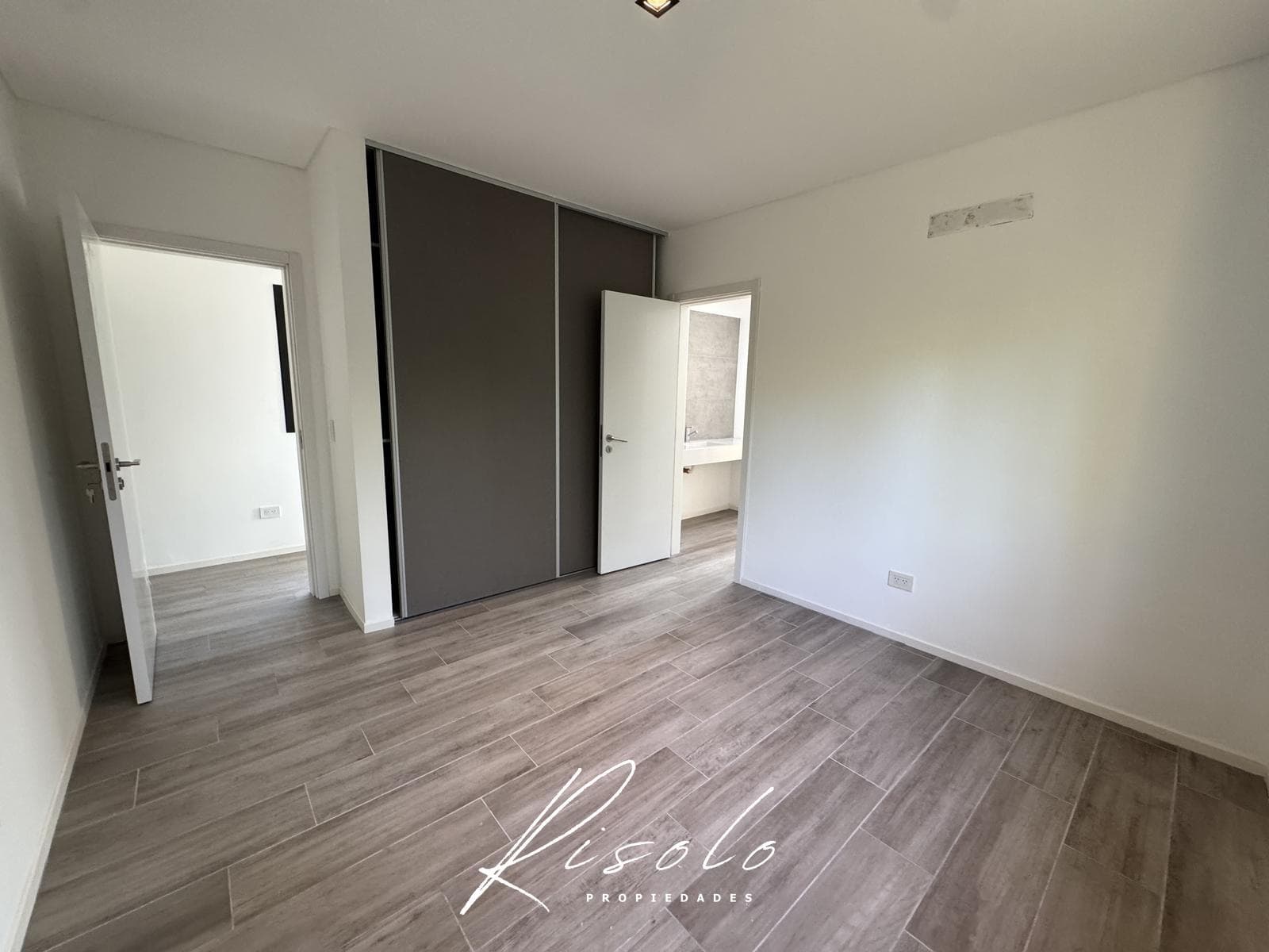 House for Sale, excellent finishes. 3 bedrooms. Office. Pool. Gated Community, Escobar
