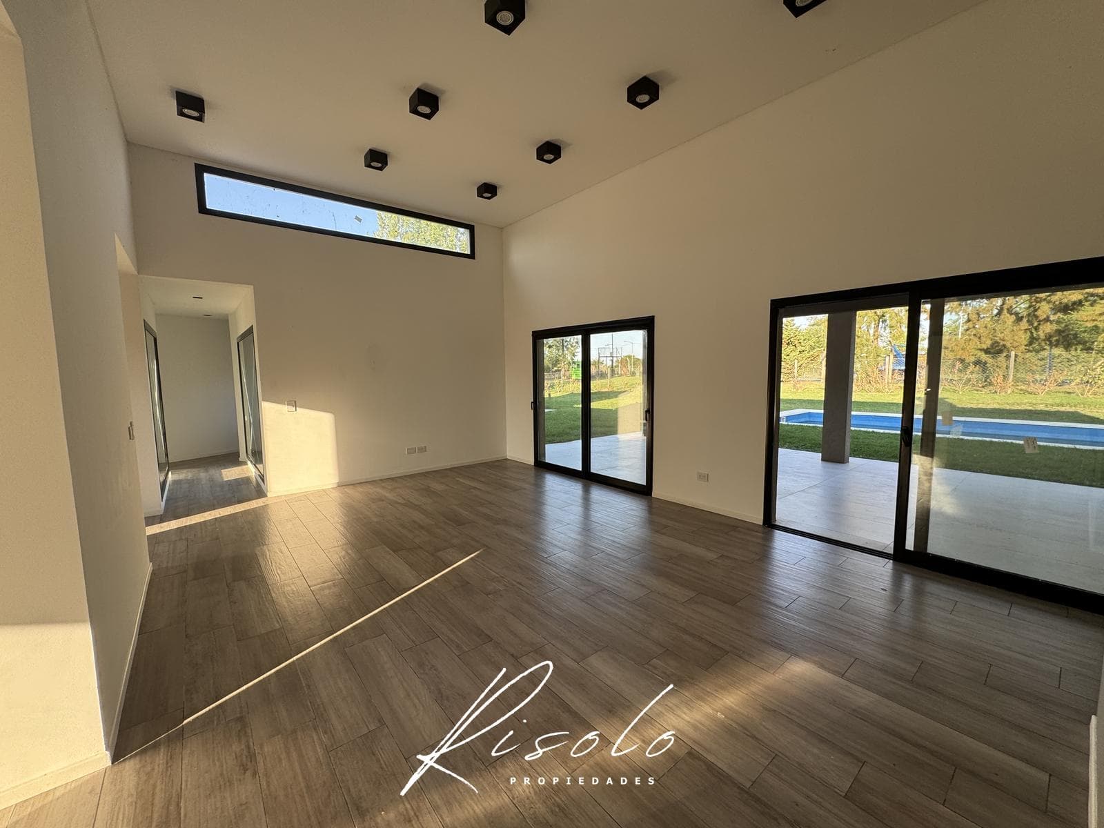 House for Sale, excellent finishes. 3 bedrooms. Office. Pool. Gated Community, Escobar