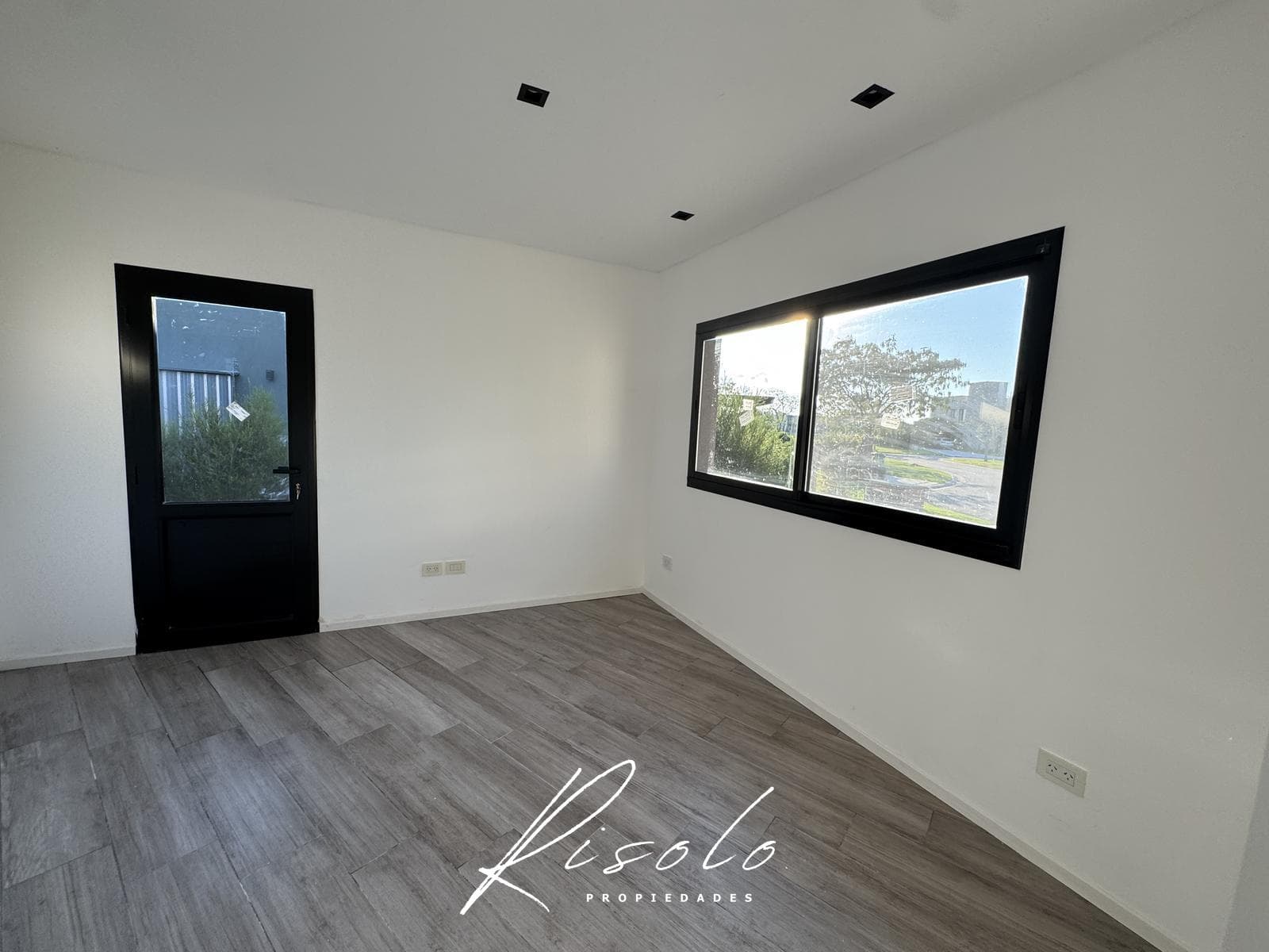 House for Sale, excellent finishes. 3 bedrooms. Office. Pool. Gated Community, Escobar