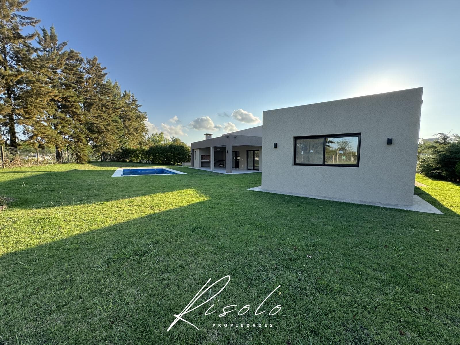 House for Sale, excellent finishes. 3 bedrooms. Office. Pool. Gated Community, Escobar