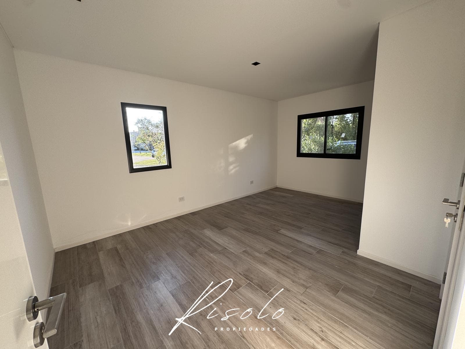 House for Sale, excellent finishes. 3 bedrooms. Office. Pool. Gated Community, Escobar