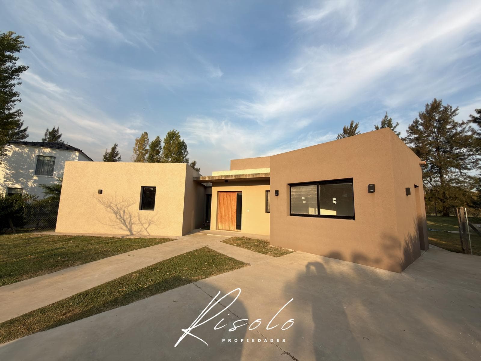 House for Sale, excellent finishes. 3 bedrooms. Office. Pool. Gated Community, Escobar