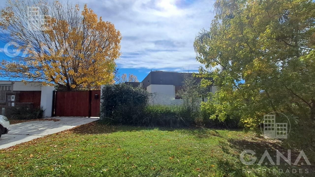 Venta Casa en Fisherton 5 dormitorios 3 baños cochera doble quincho y pileta. Apto Credito.