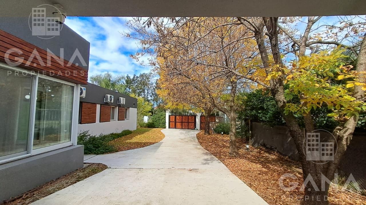 Venta Casa en Fisherton 5 dormitorios 3 baños cochera doble quincho y pileta. Apto Credito.