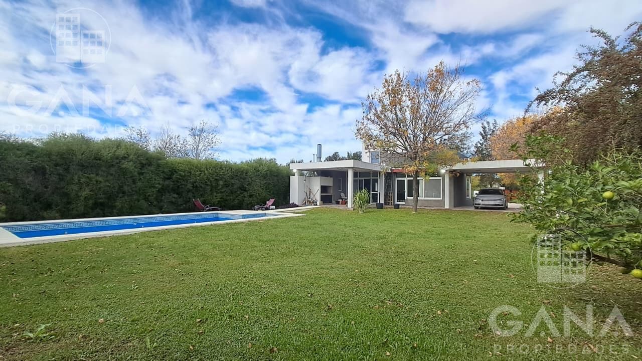 Venta Casa en Fisherton 5 dormitorios 3 baños cochera doble quincho y pileta. Apto Credito.
