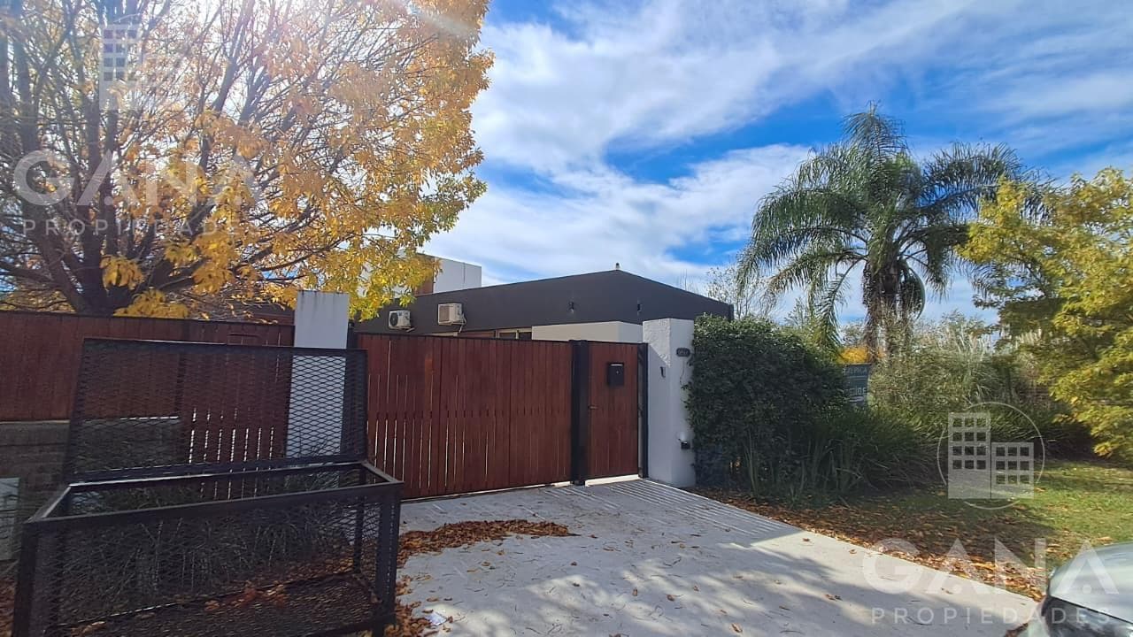 Venta Casa en Fisherton 5 dormitorios 3 baños cochera doble quincho y pileta. Apto Credito.