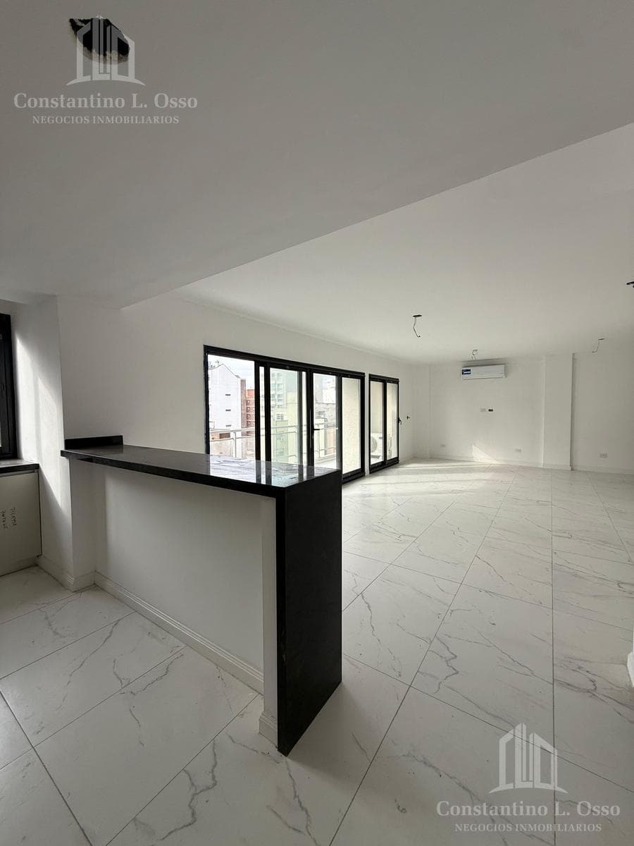 4-room apartment - 2 parking spaces - Storage room - For sale - 180 m² - Lanusita