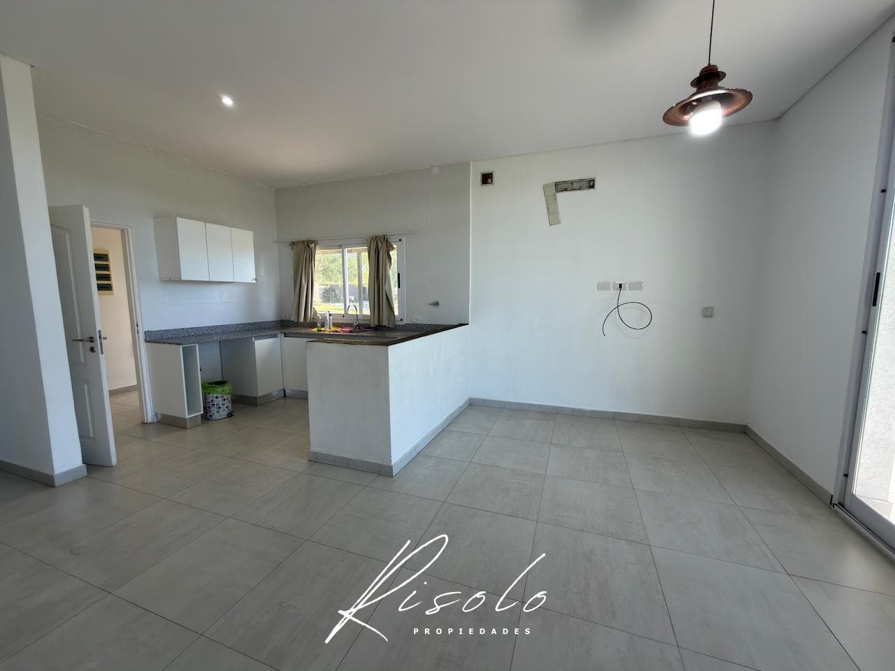 House for Rent, 3 bedrooms. Spacious kitchen and dining room. Lake. Gated Community, Escobar