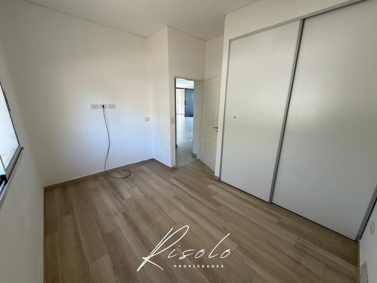 House for Rent, 3 bedrooms. Spacious kitchen and dining room. Lake. Gated Community, Escobar