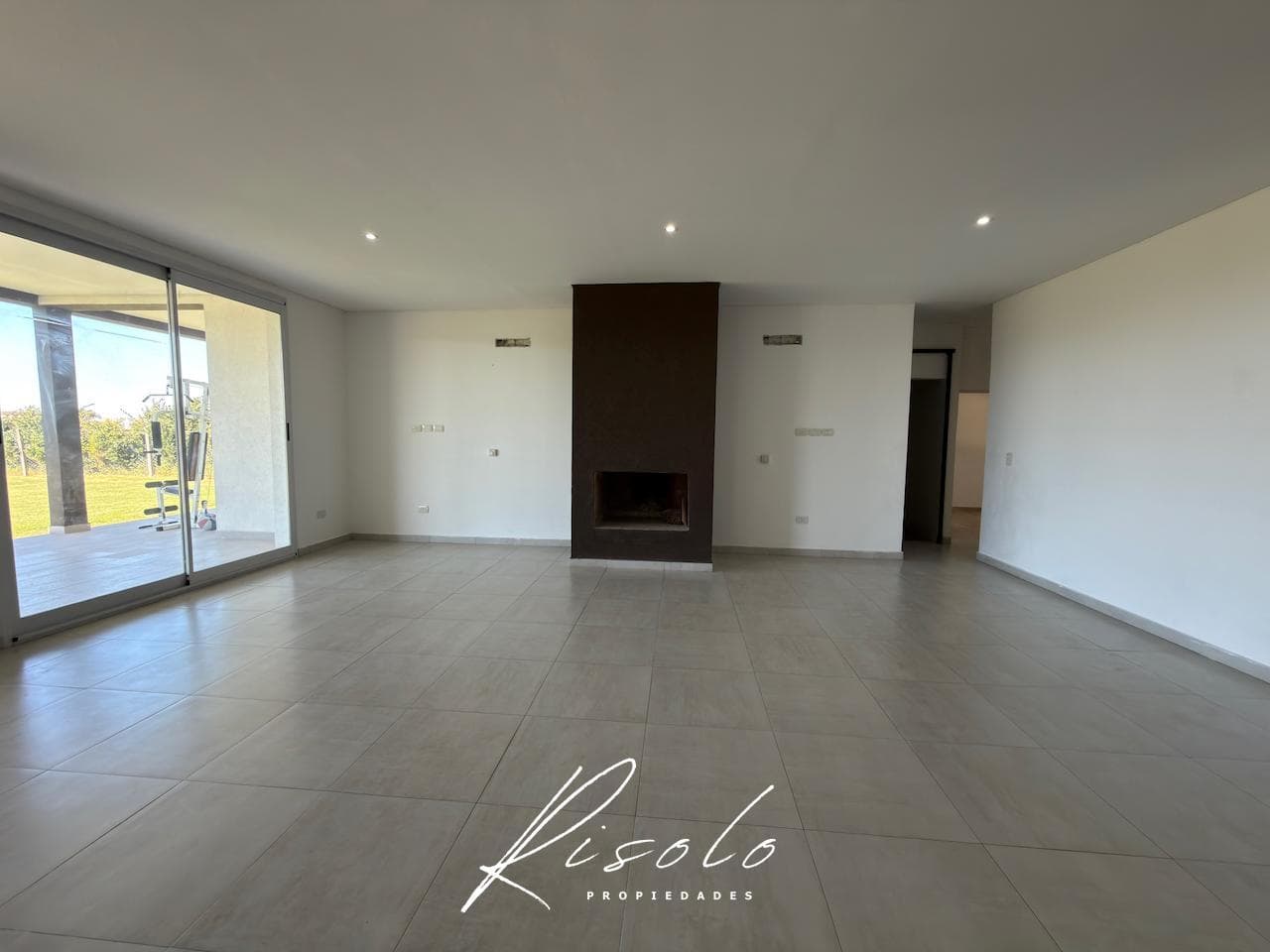 House for Rent, 3 bedrooms. Spacious kitchen and dining room. Lake. Gated Community, Escobar