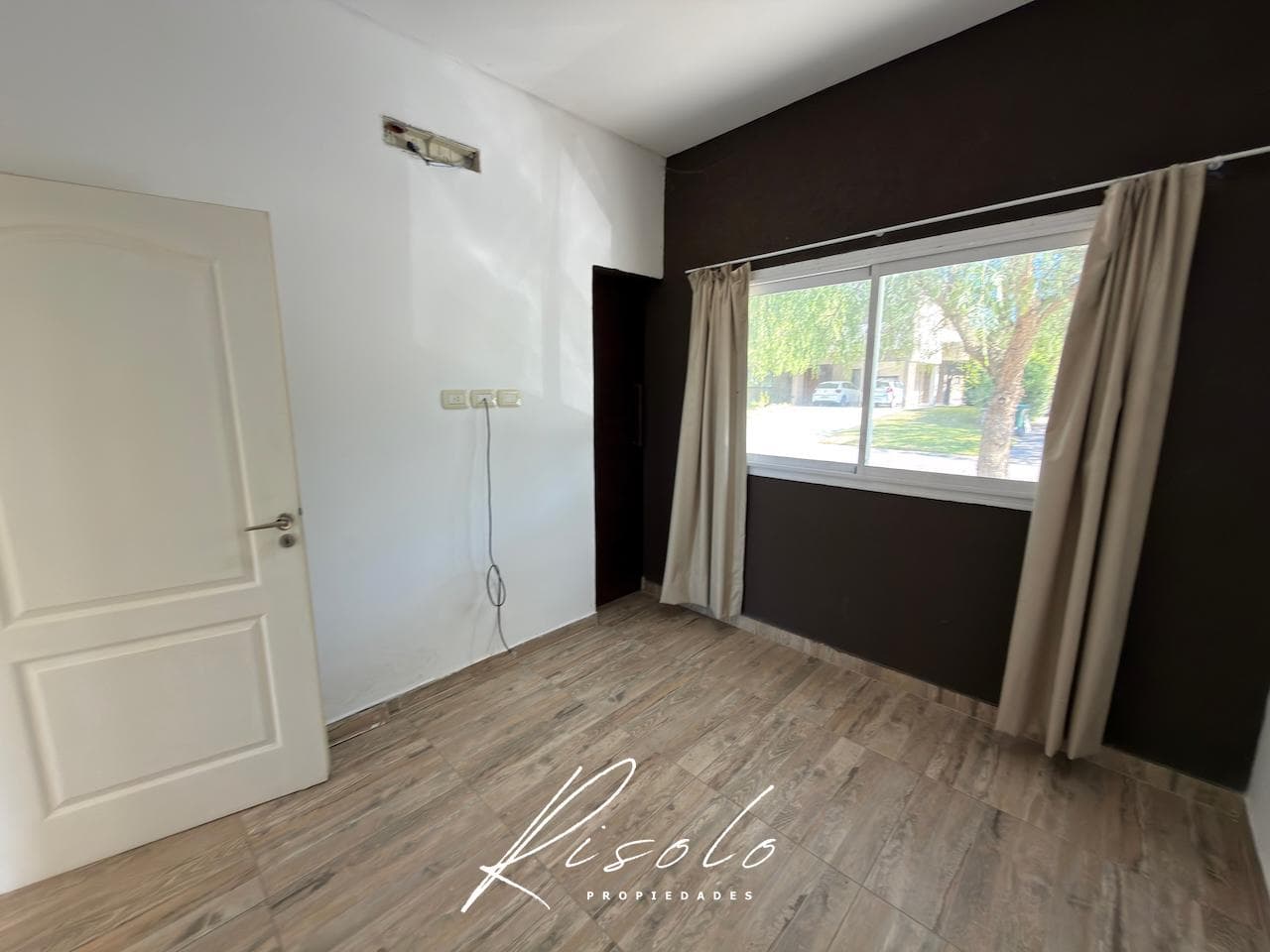 House for Rent, 3 bedrooms. Spacious kitchen and dining room. Lake. Gated Community, Escobar