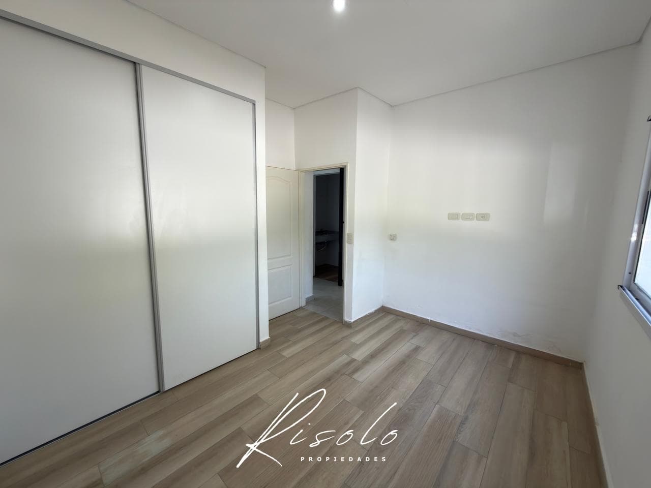 House for Rent, 3 bedrooms. Spacious kitchen and dining room. Lake. Gated Community, Escobar