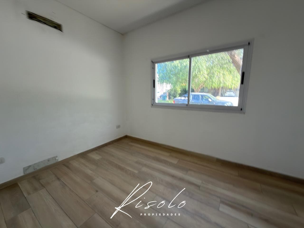 House for Rent, 3 bedrooms. Spacious kitchen and dining room. Lake. Gated Community, Escobar
