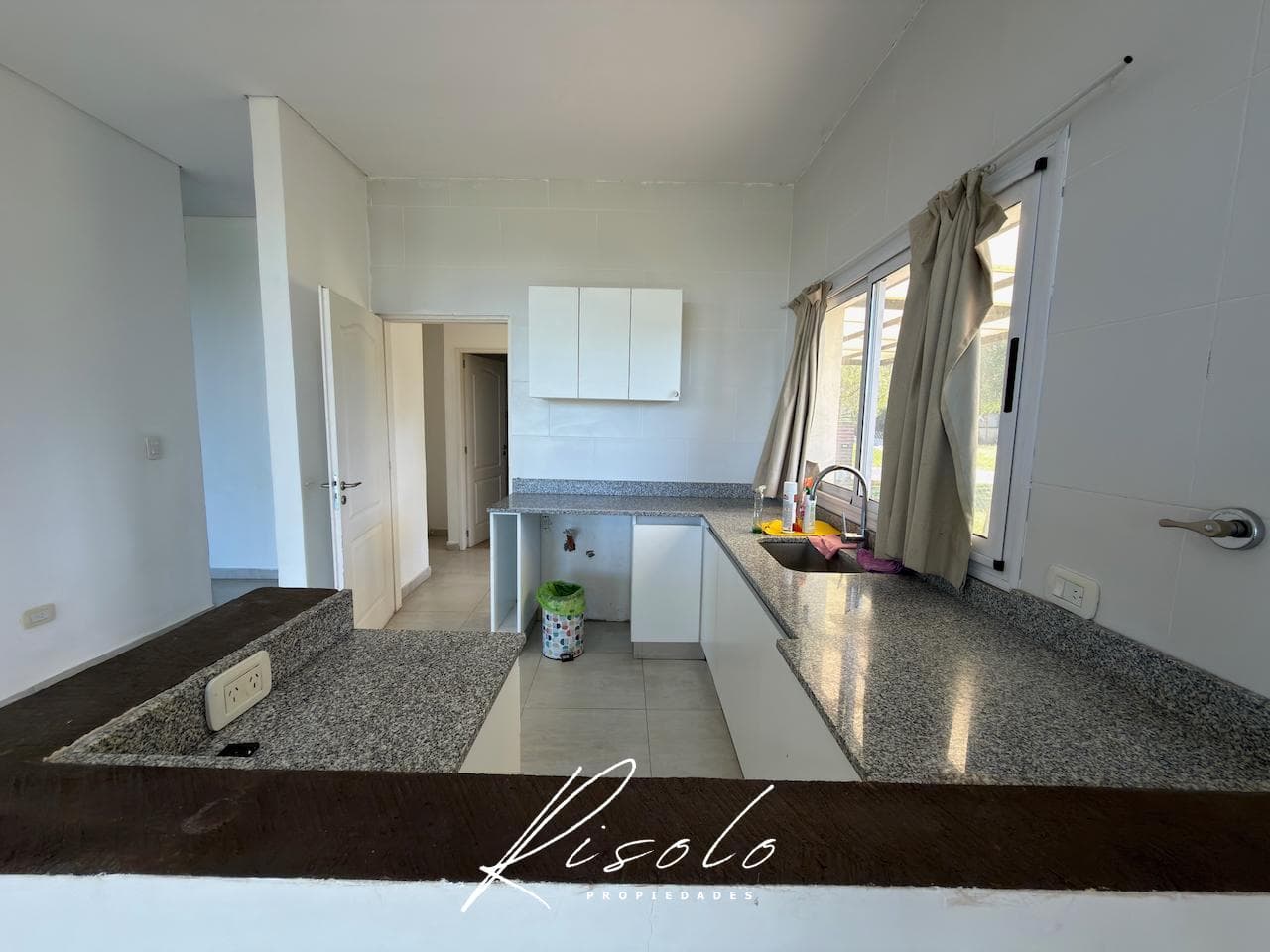 House for Rent, 3 bedrooms. Spacious kitchen and dining room. Lake. Gated Community, Escobar