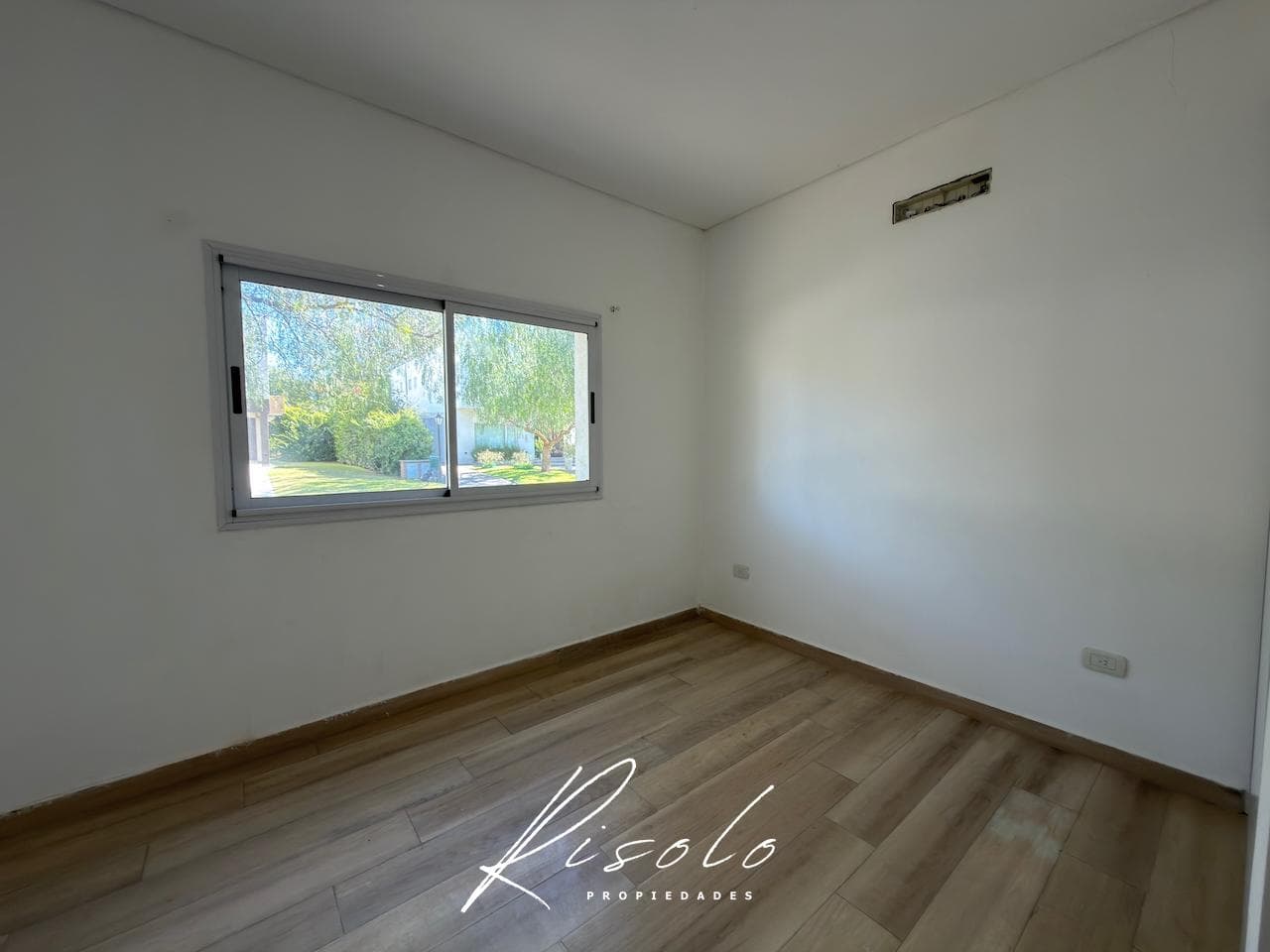 House for Rent, 3 bedrooms. Spacious kitchen and dining room. Lake. Gated Community, Escobar