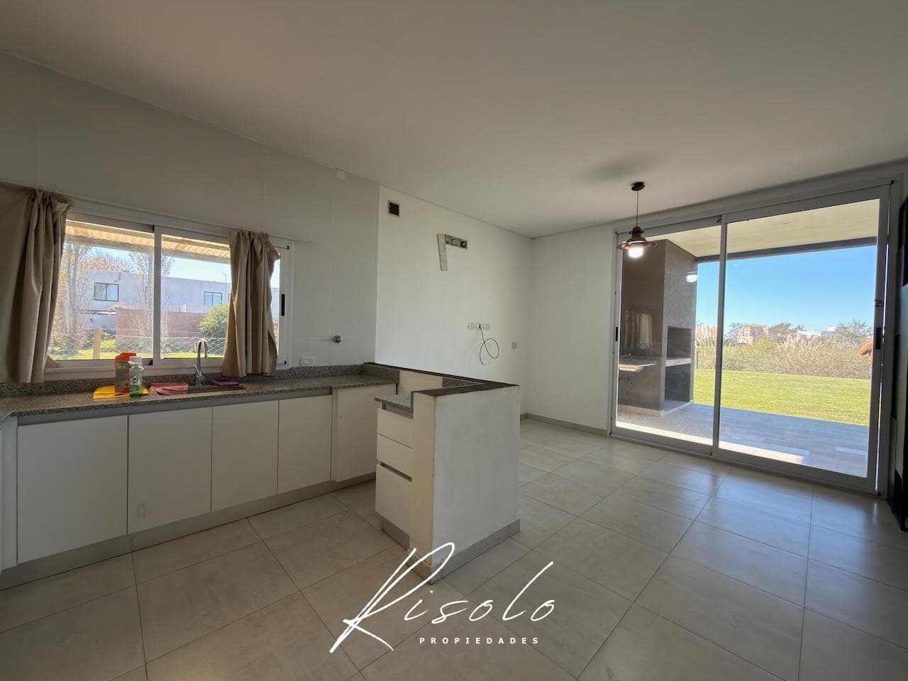 House for Rent, 3 bedrooms. Spacious kitchen and dining room. Lake. Gated Community, Escobar