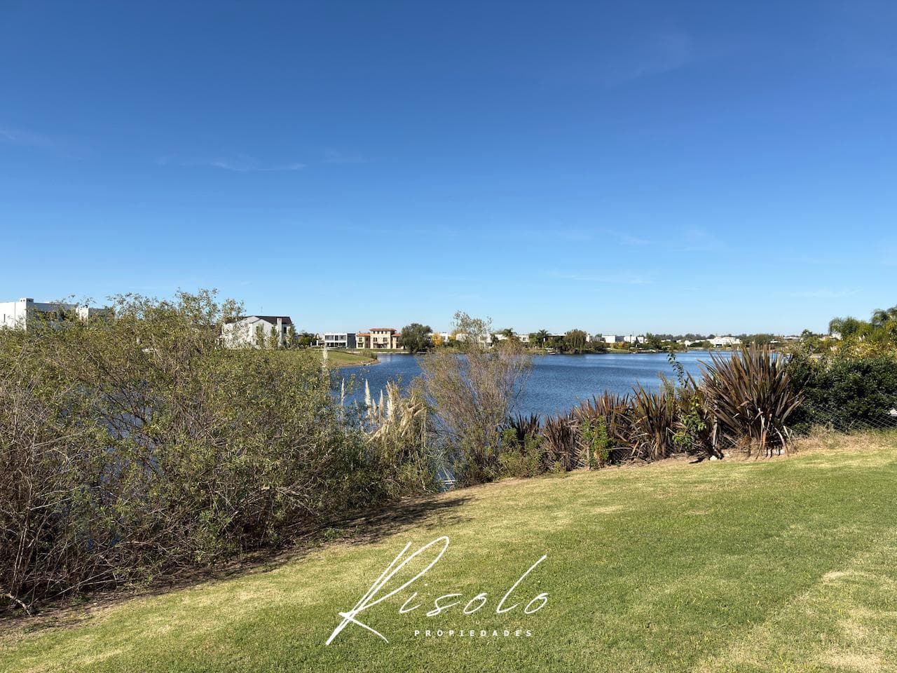 House for Rent, 3 bedrooms. Spacious kitchen and dining room. Lake. Gated Community, Escobar