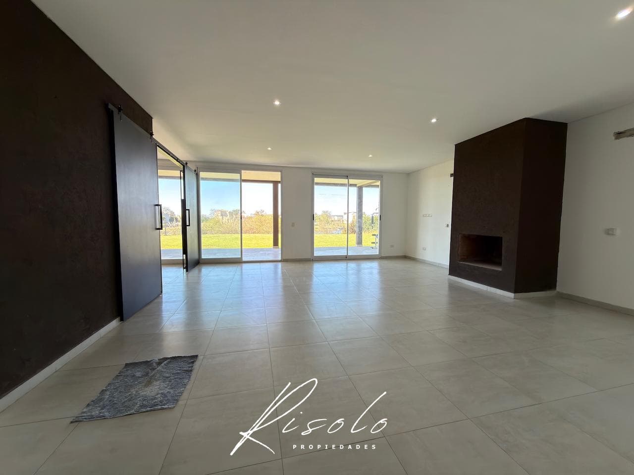House for Rent, 3 bedrooms. Spacious kitchen and dining room. Lake. Gated Community, Escobar