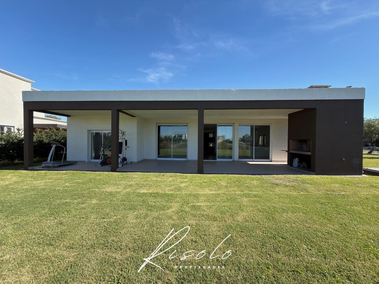 House for Rent, 3 bedrooms. Spacious kitchen and dining room. Lake. Gated Community, Escobar