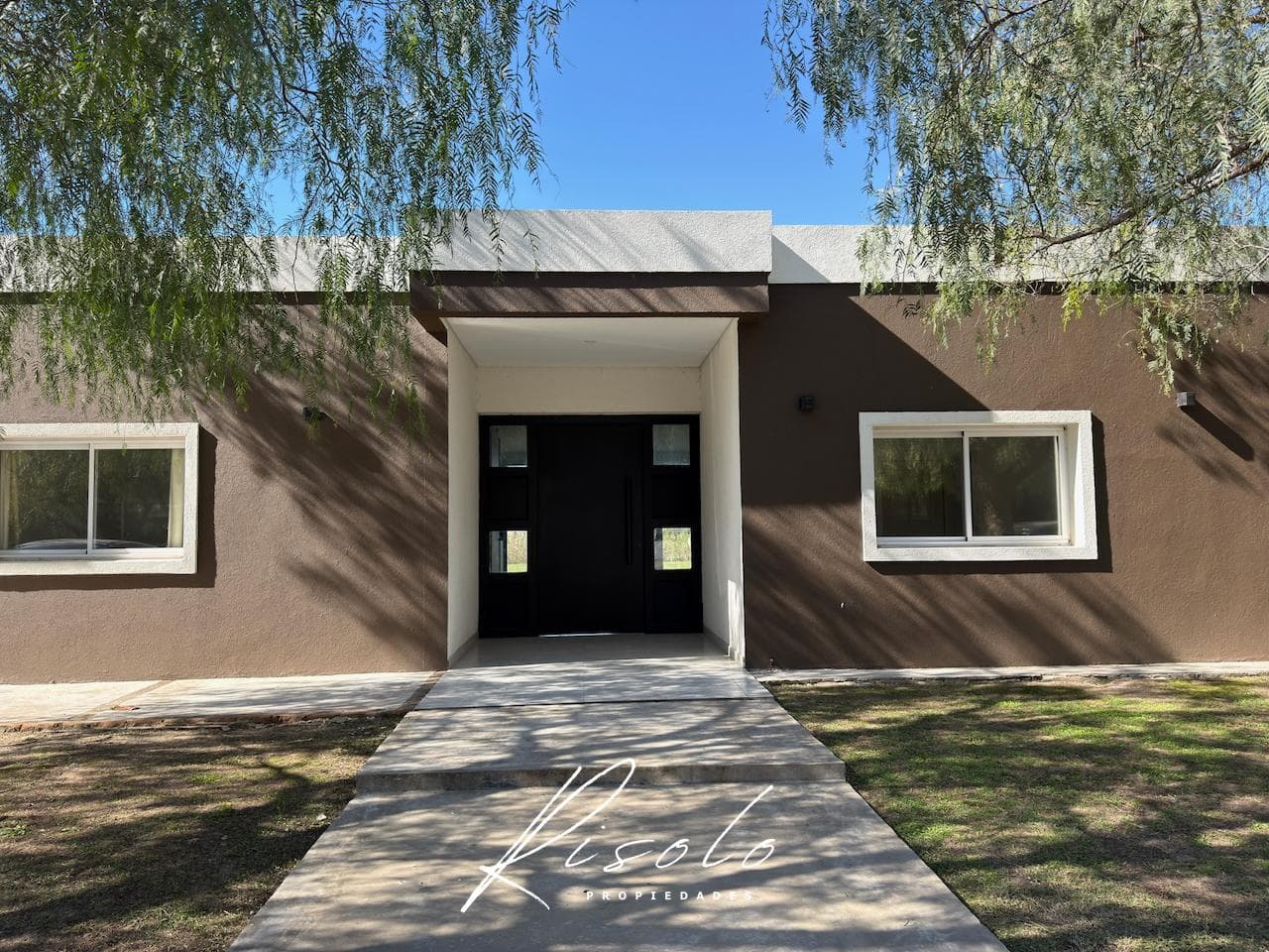 House for Rent, 3 bedrooms. Spacious kitchen and dining room. Lake. Gated Community, Escobar