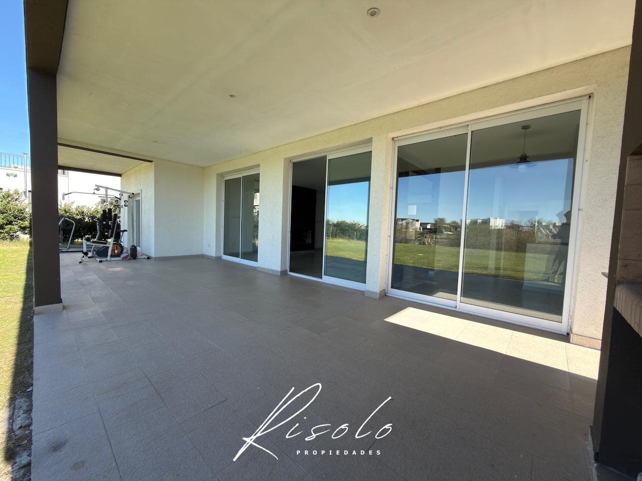 House for Rent, 3 bedrooms. Spacious kitchen and dining room. Lake. Gated Community, Escobar