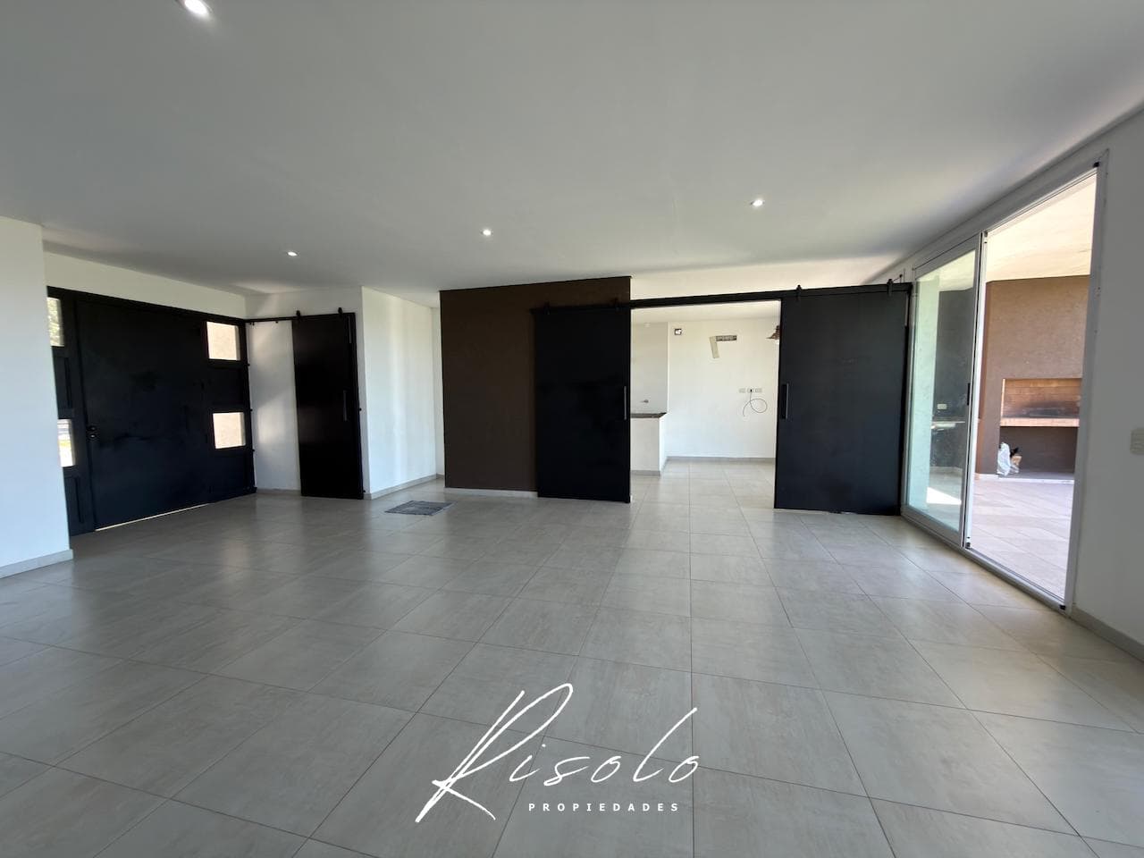 House for Rent, 3 bedrooms. Spacious kitchen and dining room. Lake. Gated Community, Escobar