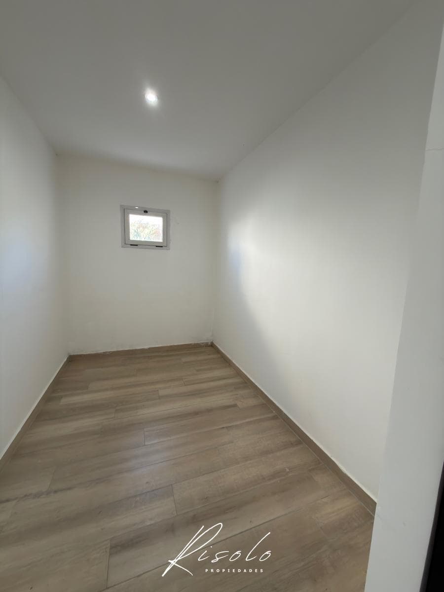 House for Rent, 3 bedrooms. Spacious kitchen and dining room. Lake. Gated Community, Escobar