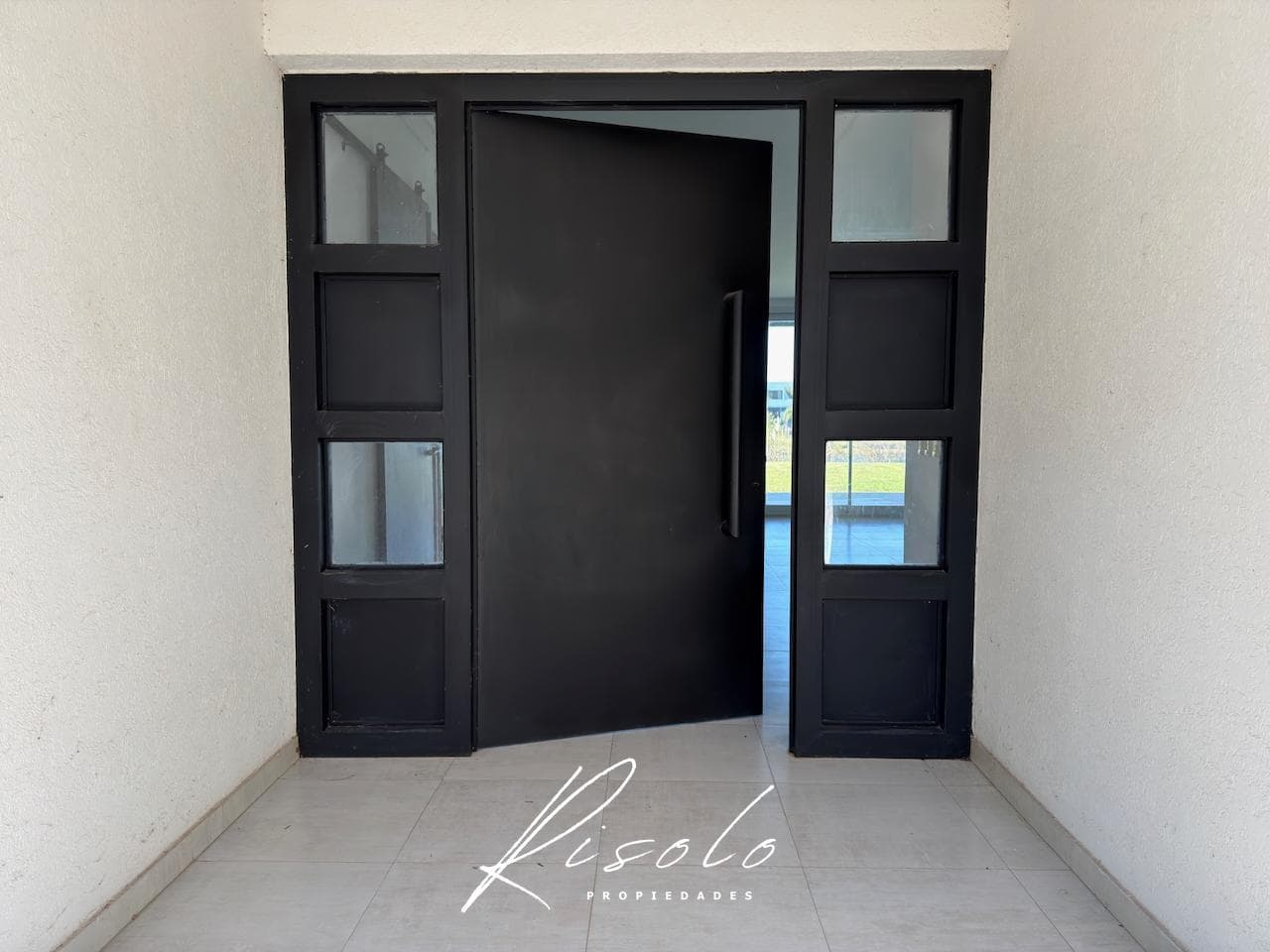 House for Rent, 3 bedrooms. Spacious kitchen and dining room. Lake. Gated Community, Escobar